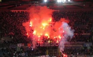 Strasbourg, le 16 octobre 2015 - Les Ultra Boys 90, supporters strasbourgeois, fêtent leurs 25 ans lors du match de National Racing-Boulogne.