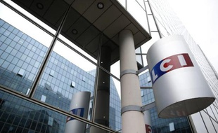 Le logo de la chaîne de télévision d'information continue LCI, à l'entrée de la tour TF1 à Boulogne Billancourt près de Paris, le 29 juillet 2014