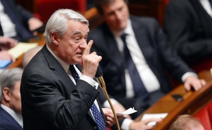 Le député-maire UMP du XVIe arrondissement de Paris Claude Goasguen a démenti formellement mercredi tout contact avec la préfecture de police (PP) sur la fête du PSG, évoquant un accord administratif donné à la mairie de capitale, et parlant d'"écran de fumée" de la PP.