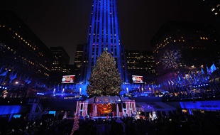 Les illuminations de Noël du Rockefeller Center sont inaugurées le 2 décembre 2015 à New York.