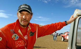 Johnny Halliday sur le Dakar en 2002.