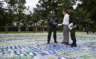 Le président colombien Juan Manuel Santos marche sur 12 tonnes de cocaïne à Apartado, le 8 novembre 2017.