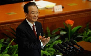 Le Premier ministre chinois Wen Jiabao, qui doit céder la place à Li Keqiang, a fait ses adieux à la scène mardi en ouvrant les travaux du parlement sur une note confiante, promettant à la Chine une croissance de 7,5% en 2013 et laissant derrière lui des "victoires éclatantes" mais une corruption toujours rampante.