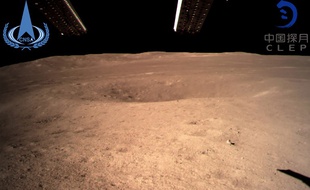 Photographie de la face cachée de la Lune prise par le programme spatial chinois Chang'e-4.