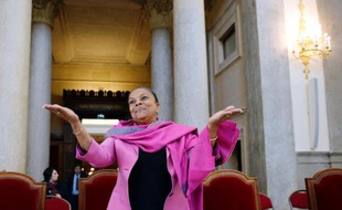 La garde des Sceaux Christiane Taubira a affirmé lundi à Lyon qu'elle attendait "très sereinement" la procédure que le Front National a déclaré vouloir engager à son encontre, après la réponse de la ministre à des propos raciste d'une candidate FN.