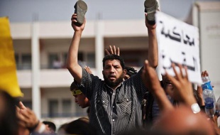 Le procès pour "incitation au meurtre" du président islamiste égyptien Mohamed Morsi, destitué par l'armée en juillet, s'est ouvert en sa présence lundi, faisant redouter de nouvelles violences au Caire, quadrillée par les forces de l'ordre.
