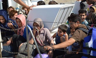 Photo d'archive du 9 juillet 2013 montrant des migrants illégaux sauvés en mer Egée par les garde côtes grecs et débarqués en Crète