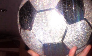Le ballon en diamants acheté par Karim Benzema.