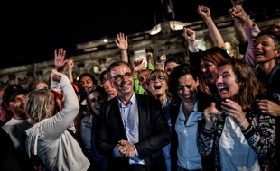 Pierre Hurmic, bien entouré, lors de sa victoire à Bordeaux, le 28 juin 2020.