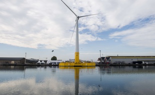 La première éolienne offshore française à Saint-Nazaire, le 13 octobre 2018.