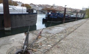 Lyon, le 4 novembre 2015
Les 15 familles lyonnaises habitant sur des péniches le long du Rhône reprochent à la Métropole de ne plus vouloir entretenir le fleuve.