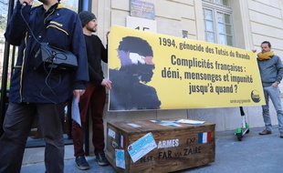 L'association Survie est allée interpeller Hubert Védrine, secrétaire général de l'Elysée pendant le génocide, devant ses bureaux.