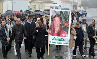 Près d'une centaine de personnes ont rendu hommage mercredi à Laetitia Perrais, assassinée le 18 janvier 2011, en défilant en silence dans le village où elle a été vue pour la dernière fois, à La Bernerie-en-Retz (Loire-Atlantique), près de Pornic.