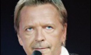 En 1980, Renaud chantait "Où c'est qu'j'ai mis mon flingue?". Vingt-six ans après, il l'a retrouvé, comme il le dit dans son nouvel album, "Rouge sang", qui le voit renouer avec sa verve incisive.