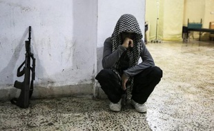 Une trentaine de cadavres portant des marques de torture ont été retrouvés dimanche soir dans un quartier du nord de Damas régulièrement théâtre de combats entre soldats et rebelles, a rapporté lundi l'Observatoire syrien des droits de l'Homme (OSDH).