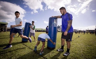 Le Néo-Zélandais Hika Elliot dans une école des Samoa en 2015.