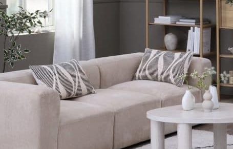 Envie d’un salon modulable et stylé ? Le canapé SKEJBY 3 places en tissu sable passe à 599 € chez JYSK (au lieu de 777 €)