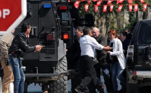 Des personnes évacuées du musée du Bardo où une attaque a fait 22 morts, dont 20 touristes, à Tunis le 18 mars 2015