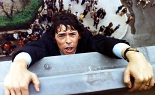 Jacques Brel dans "L'Emmerdeur". Le film est disponible chez TF1 Vidéo.