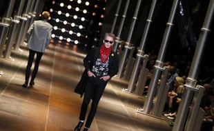 Le groupe de luxe et d'habillement sportif Kering (ex-PPR) a annoncé mardi le départ du directeur général de Saint Laurent, Paul Deneve, et son remplacement par Francesca Bellettini, l'une des dirigeantes actuelles de Bottega Veneta, autre marque de Kering