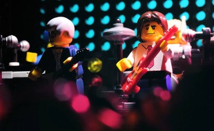 Jean-Jacques Goldman est fan de son alter-ego en lego, créé en 2005.