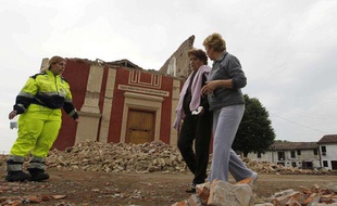 Des habitants passent devant l'église San Martino à Cento dans le nord de l'Italie, où la terre a tremble le 20 mai 2012.