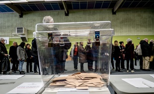 Primaire de la droite: importante mobilisation pour un premier round à suspense