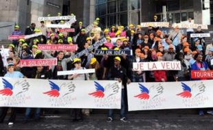 Une "flashmob" (rassemblement-éclair) a rassemblé, dimanche à Paris à l'appel du Secours populaire français, une centaine de jeunes européens pour lutter contre la précarité et développer la solidarité entre jeunes.