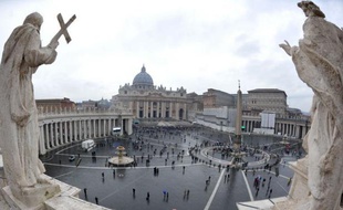 De nouvelles volutes de fumée noire se sont échappées mercredi de la cheminée de la Chapelle Sixtine, maintenant le suspense sur le vote des cardinaux réunis en huis clos depuis la veille pour élire le successeur de Benoît XVI.