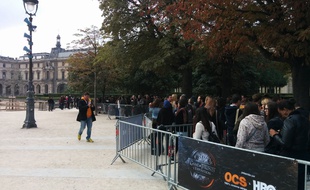 Des centaines de fans de «Game of Thrones» patientent à l'entrée du Carrousel du Louvre à Paris pour accéder à l'exposition itinérante consacrée à l'univers de la série, le 8 septembre 2015.
