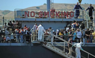 Des migrants secourus par la Marine italienne le 20 janvier 2014 en Méditerranée au large de l'Italie