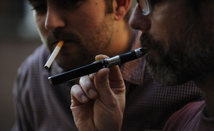 Selon le BEH de Santé publique France, publié ce mardi 7 novembre, le vapotage permet davantage de réduire le nombre de cigarettes fumées chaque jour que d'arrêter totalement de fumer.