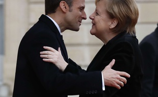 Le 11 novembre, le president Emmanuel Macron salue la chancelière allemande Angela Merkel devant l'Elysée lors des commémorations de la fin de la guerre de 14-18. Ce dimanche 18 novembre, une nouvelle cérémonie du souvenir, à Berlin cette fois, sera l'occasion de discuter d'Europe et de montrer un front uni contre les populismes.