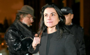 Nathalie Perrin-Gilbert se présente sous la bannière Front de gauche.