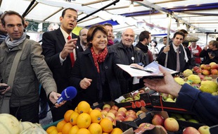 Martine Aubry sur un marché à Issy-les-Moulineaux (Hauts-de-Seine), le 8 octobre 2011.