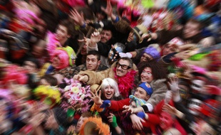 Après le carnaval, ils décident de faire un cambriolage.