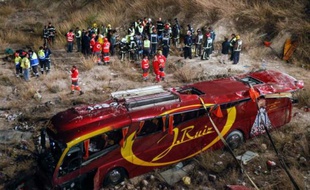 Les équipes de secours autour du car accidenté qui a tué 12 personnes le 9 novembre près de Cieza, dans le sud-est de l'Espagne