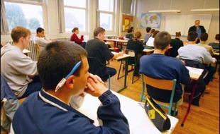 Etre enfant d'enseignants, être une fille et avoir eu un an d'avance pendant sa scolarité augmentent sensiblement les chances d'obtenir le baccalauréat et de poursuivre des études supérieures longues, selon une étude que publie lundi le ministère de l'Education nationale.