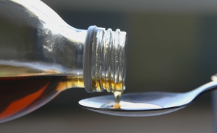 Du sirop contre la toux (illustration).