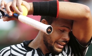 Jo-Wilfried Tsonga lors de son match contre Ernests Gulbis à Roland-Garros le 28 mai 2016.