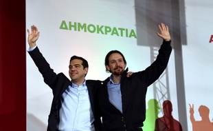 Alexis Tsipras et Pablo Iglesias lors d'un meeting de Syriza à Athènes (Grèce), le 22 janvier 2015.