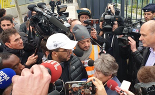 Un salarié du technicentre de Châtillon (Hauts-de-Seine) en discussion avec une représentante de la SNCF, mardi 29 octobre 2019.