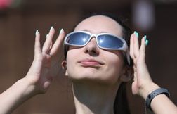Porter des lunettes de soleil, une fausse bonne idée ?