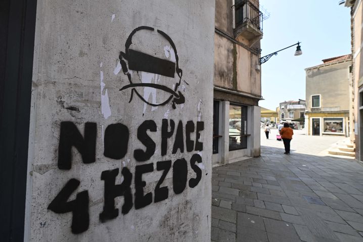 Un graffiti du collectif  "No Space for Bezos" à Venise.