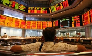 L'accumulation de craintes sur plusieurs fronts - croissance américaine, crise financière, politiques monétaires - a transformé en "lundi noir" la crise de confiance qui couvait depuis des mois sur les marchés boursiers.