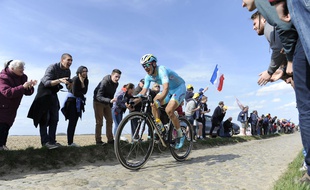 Un coureur d'Astana sur les pavés de Paris-Roubaix