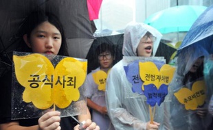 Manifestation pour demander les excuses officielles de Tokyo pour les "femmes de réconfort", devant l'ambassade du Japon à Séoul, le 15 août 2012
