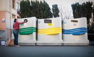 L'homme avait l'habitude de descendre ses poubelles nus malgré la présence d'enfants habitants à proximité. Illustration
