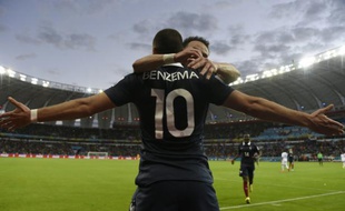 Karim Benzema dans les bras de son coéquipier en équipe de France Mathieu Valbuena après son but face au Honduras lors du Mondial-2014, le 15 juin 2014 à Porto Alegre, au Brésil