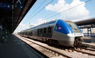 Bordeaux, 19 mars 2012. - Rame de TER transport express regional en gare de Bordeaux Saint-Jean.- Photo : Sebastien Ortola